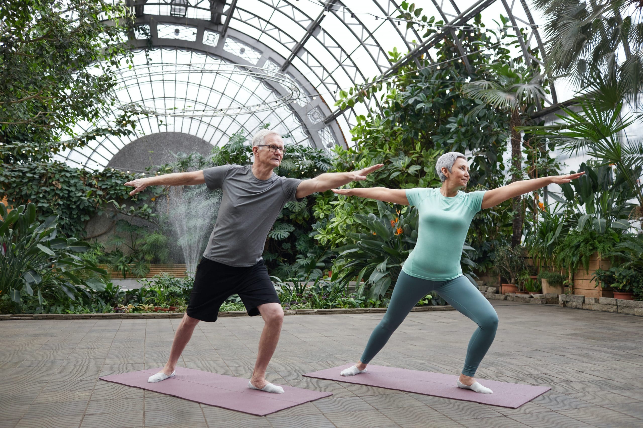 Couple de senior qui fait une séance de yoga doux pour l'arthrose